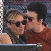 L'actrice Chloë Sevigny et son nouveau compagnon Sinisa Mackovic s'embrassent sur un banc dans le quartier de Soho à New York. Le 25 août 2019.