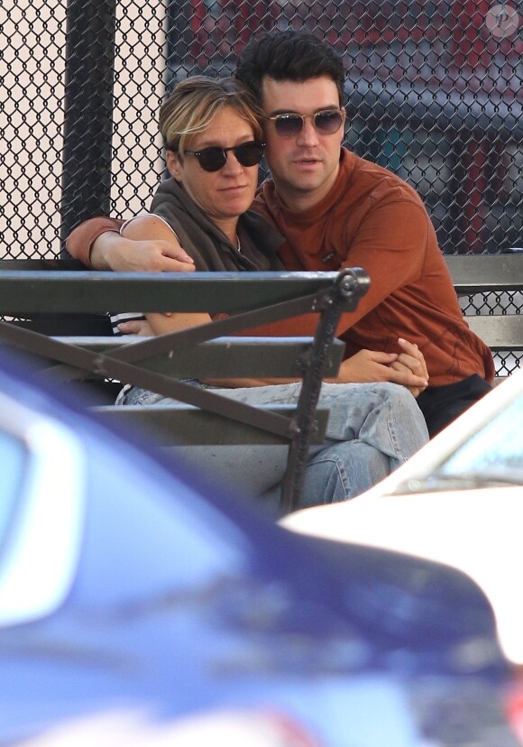 L'actrice Chloë Sevigny et son nouveau compagnon Sinisa Mackovic s'embrassent sur un banc dans le quartier de Soho à New York. Le 25 août 2019.