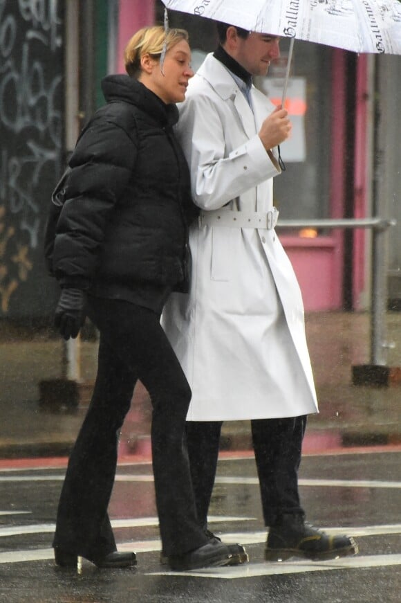Exclusif - Chloë Sevigny et son compagnon Sinisa Mackovic se promènent dans les rues de New York, le 30 décembre 2019.
