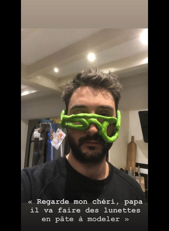 Jérémy Frérot a voulu faire des lunettes en pâte à modeler pour son fils Lou et dévoile le résultat sur Instagram le 6 janvier 2020.