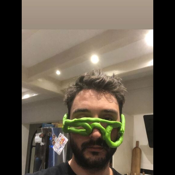 Jérémy Frérot a voulu faire des lunettes en pâte à modeler pour son fils Lou et dévoile le résultat sur Instagram le 6 janvier 2020.