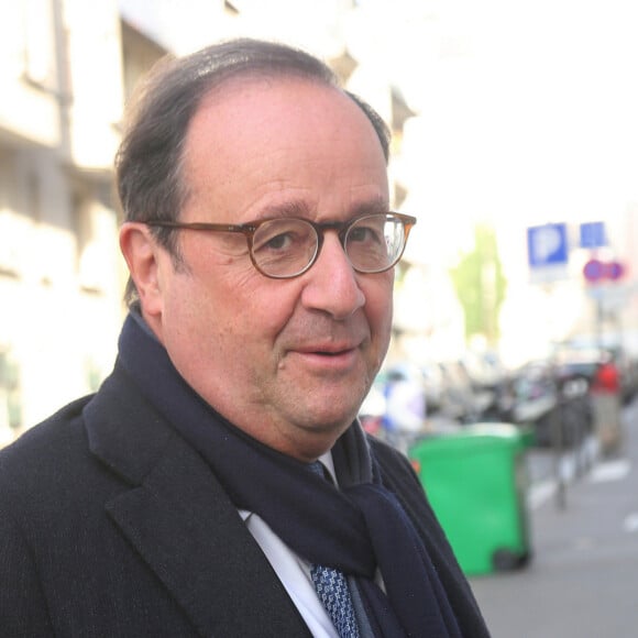 François Hollande dédicace son livre "Répondre à la crise démocratique" dans une librairie parisienne, le 30 novembre 2019.