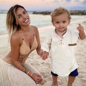 Manon Marsault et son fils Tiago sur une plage du Mexique, le 17 décembre 2019