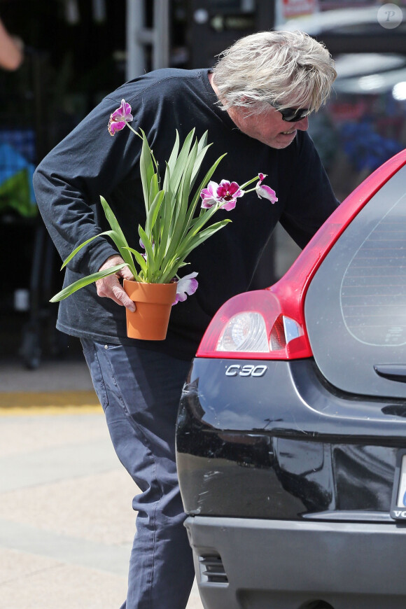 Exclusif - Gary Busey achète une plante à Malibu, le 22 mai 2017