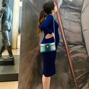 Anouchka Delon, enceinte, découvre l'exposition Huysmans, de Degas à Grünewald, au Musée d'Orsay, à Paris, le 24 novembre 2019. 