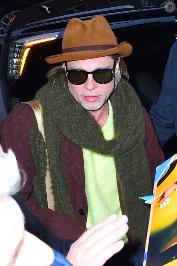 Brad Pitt est de retour à son hôtel et rencontre Radioman à New York le 7 janvier 2020.