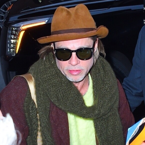 Brad Pitt est de retour à son hôtel et rencontre Radioman à New York le 7 janvier 2020.