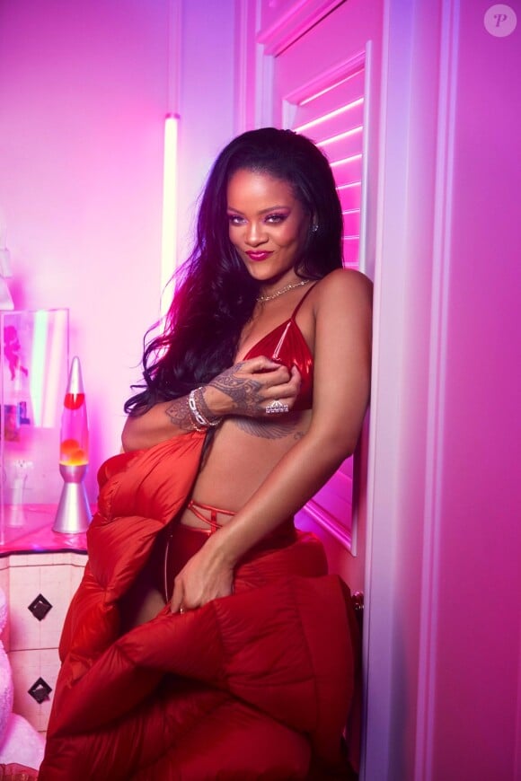 Rihanna pose pour la nouvelle collection Saint-Valentin de Savage x Fenty, en collaboration avec le créateur Adam Selman. Janvier 2020.