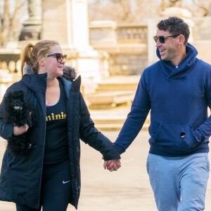 Exclusif - Amy Schumer et son mari Chris Fischer se promènent main dans la main à New York le 7 avril 2018.