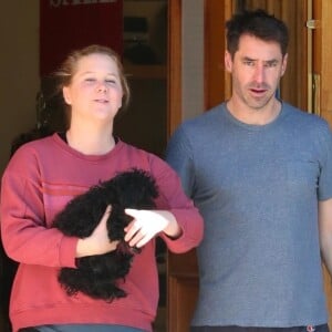 Exclusif - Amy Schumer sort de son cours de gym avec son chien sous le bras. Los Angeles, le 8 février 2018.