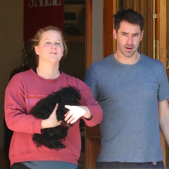 Exclusif - Amy Schumer sort de son cours de gym avec son chien sous le bras. Los Angeles, le 8 février 2018.