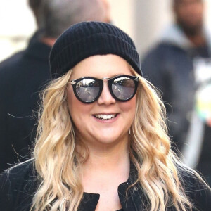 Amy Schumer, enceinte, se promène avec des amies à New York, le 25 octobre 2018.