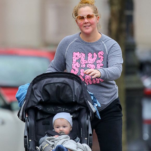 Amy Schumer se promène avec son fils Attell. New York. Le 27 novembre 2019. @Felipe Ramales/Splash News/ABACAPRESS.COM