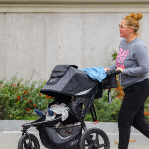 Amy Schumer se promène avec son fils Attell. New York. Le 27 novembre 2019. @Felipe Ramales/Splash News/ABACAPRESS.COM