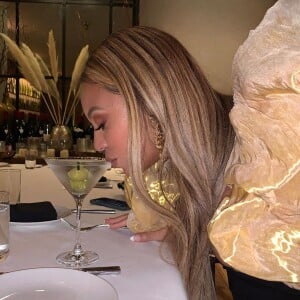 Beyoncé a partagé cette photo d'elle avec un Martini, sur Instagram. Janvier 2020.