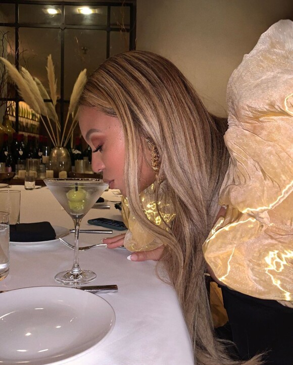 Beyoncé a partagé cette photo d'elle avec un Martini, sur Instagram. Janvier 2020.