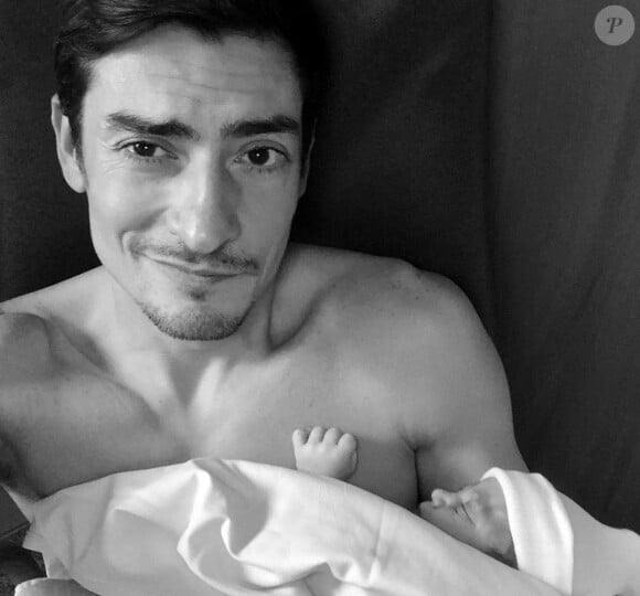 Clauda Dartois (Koh-Lanta) est devenu papa et a posté cette photo de lui avec son bébé sur Instagram, le 11 janvier 2020.