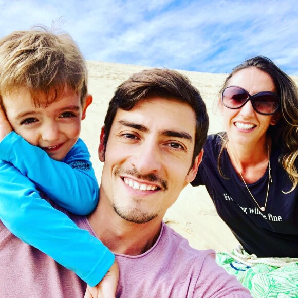 Claude Dartois pose avec sa chérie et son fils, sur Instagram, en août 2018