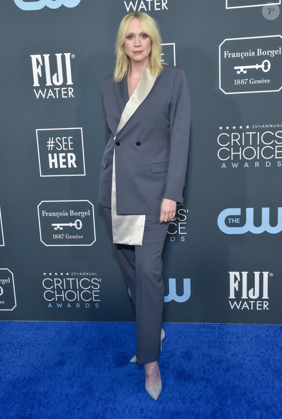 Gwendoline Christie, habillée d'un costume Dior (collection homme, printemps-été 2020) assiste à la 25 ème édition de la soirée des Critics Choice Awards au Barker Hangar à Santa Monica. Le 12 janvier 2020.