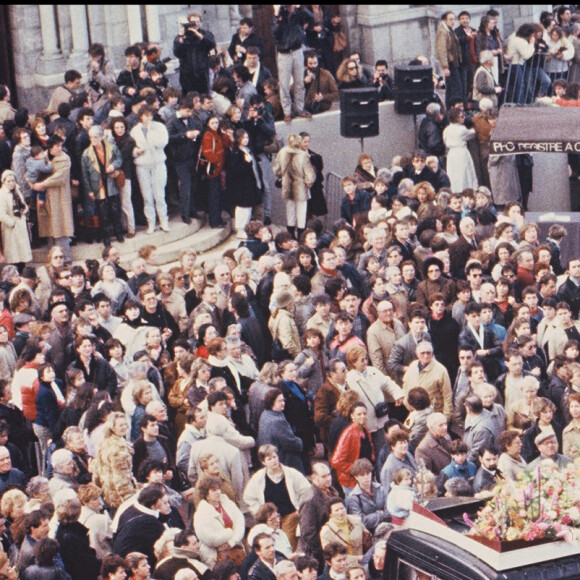 ARCHIVES - LES OBSEQUES DE DANIEL BALAVOINE A BIARRITZ  ENTERREMENT AU CIMETIERE RANQUINE EGLISE VEHICULE FUNERAIRE CORBILLARD FOULE DECES22/01/1986 - Biarritz