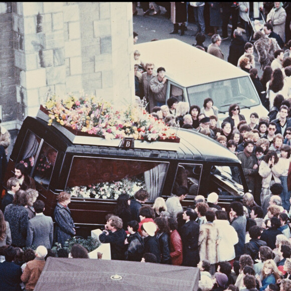 ARCHIVES - LES OBSEQUES DE DANIEL BALAVOINE A BIARRITZ  ENTERREMENT AU CIMETIERE RANQUINE EGLISE VEHICULE FUNERAIRE CORBILLARD FOULE DECES22/01/1986 - Biarritz
