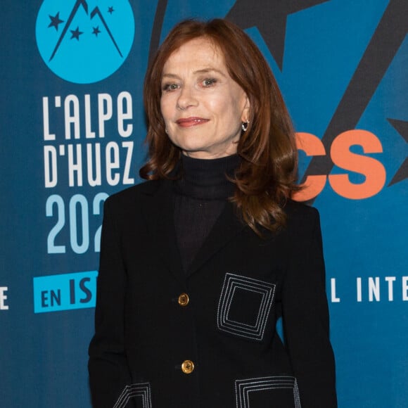 Isabelle Huppert lors du photocall du troisième jour de la 23ème édition du festival international du film de comédie l'Alpe d'Huez, Isère, France, le 16 janvier 2020. © Cyril Moreau/Bestimage