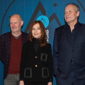 Mourad Boudaoud, Rachid Guellaz, Jean-Paul Salomé, Isabelle Huppert et Hippolyte Girardot lors du photocall du troisième jour de la 23ème édition du festival international du film de comédie l'Alpe d'Huez, Isère, France, le 16 janvier 2020. © Cyril Moreau/Bestimage