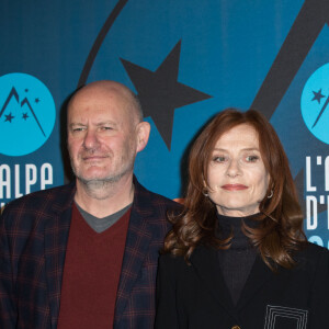 Jean-Paul Salomé, Isabelle Huppert et Hippolyte Girardot lors du photocall du troisième jour de la 23ème édition du festival international du film de comédie l'Alpe d'Huez, Isère, France, le 16 janvier 2020. © Cyril Moreau/Bestimage