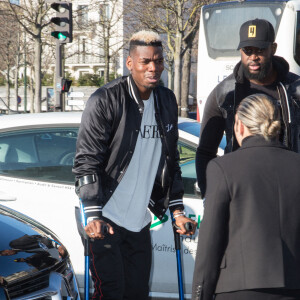 Paul Pogba arrive en béquilles au défilé Amiri lors de la Fashion Week Homme de Paris, automne/hiver 2020-2021 le 16 janvier 2020.