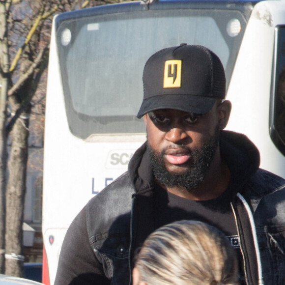 Paul Pogba arrive en béquilles au défilé Amiri lors de la Fashion Week Homme de Paris, automne/hiver 2020-2021 le 16 janvier 2020.
