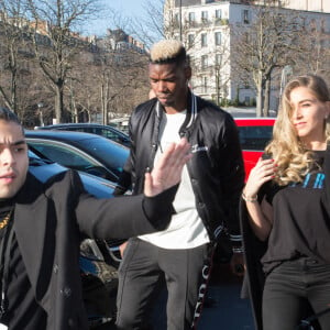 Paul Pogba, en béquilles, et sa femme Maria arrivent au défilé Amiri lors de la Fashion Week Homme de Paris, automne/hiver 2020-2021 le 16 janvier 2020.