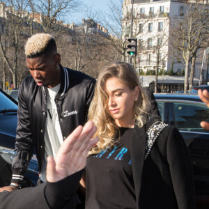 Paul Pogba, en béquilles, et sa femme Maria arrivent au défilé Amiri lors de la Fashion Week Homme de Paris, automne/hiver 2020-2021 le 16 janvier 2020.