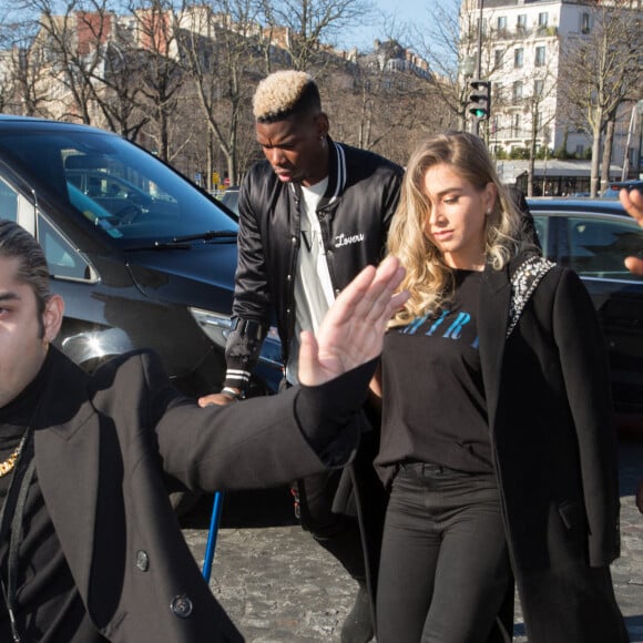 Paul Pogba, en béquilles, et sa femme Maria arrivent au défilé Amiri lors de la Fashion Week Homme de Paris, automne/hiver 2020-2021 le 16 janvier 2020.