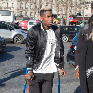 Paul Pogba arrive en béquilles au défilé Amiri lors de la Fashion Week Homme de Paris, automne/hiver 2020-2021 le 16 janvier 2020.