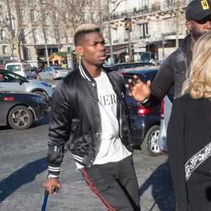 Paul Pogba arrive en béquilles au défilé Amiri lors de la Fashion Week Homme de Paris, automne/hiver 2020-2021 le 16 janvier 2020.