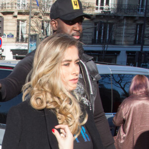 Paul Pogba, en béquilles, et sa femme Maria arrivent au défilé Amiri lors de la Fashion Week Homme de Paris, automne/hiver 2020-2021 le 16 janvier 2020.