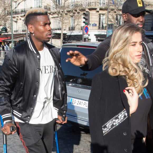 Paul Pogba, en béquilles, et sa femme Maria arrivent au défilé Amiri lors de la Fashion Week Homme de Paris, automne/hiver 2020-2021 le 16 janvier 2020.