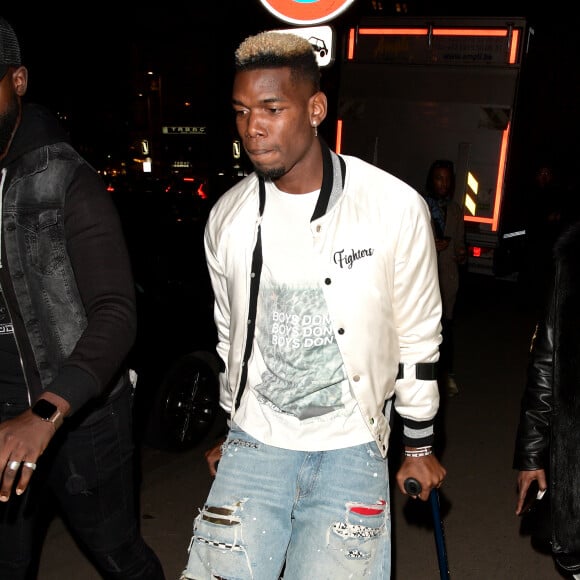 Exclusif - Paul Pogba se déplace avec des béquilles à Paris le 16 janvier 2020.