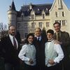 En France, Paul Bocuse posant devant le château d'ECULLY, avec les dirigeants de l'école, le directeur général Patrick Huriet et le directeur général adjoint Pierre Sherrer ainsi que les étudiants le 17 novembre 1993.17/11/1993 -