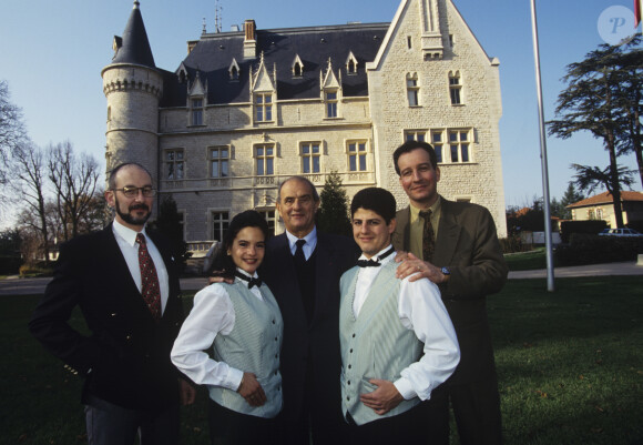 En France, Paul Bocuse posant devant le château d'ECULLY, avec les dirigeants de l'école, le directeur général Patrick Huriet et le directeur général adjoint Pierre Sherrer ainsi que les étudiants le 17 novembre 1993.17/11/1993 -