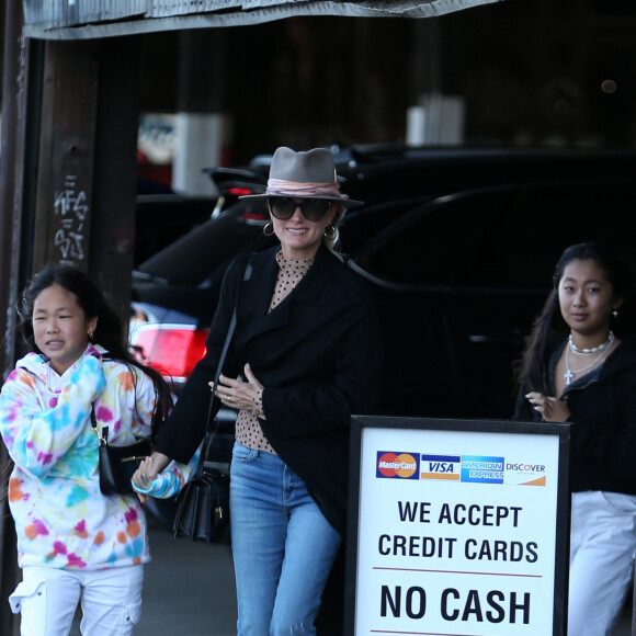 Laeticia Hallyday avec ses filles Jade et Joy au club privé Soho Warehouse en milieu d'après midi à Los Angeles le 15 décembre 2019.15/12/2019 - Los Angeles