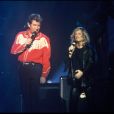 Eddy Michell et Véronique Sanson sur scène pour un concert lors de la tournée des Enfoirés le 9 novembre 1989, à Paris.