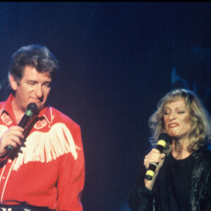 Eddy Michell et Véronique Sanson sur scène pour un concert lors de la tournée des Enfoirés le 9 novembre 1989, à Paris.