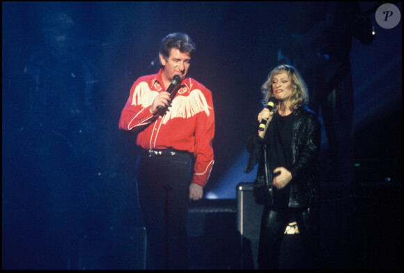 Eddy Michell et Véronique Sanson sur scène pour un concert lors de la tournée des Enfoirés le 9 novembre 1989, à Paris.
