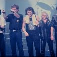 Jean-Jacques Goldmann, Johnny Hallyday, Véronique Sanson et Eddy Michell sur scène pour un concert lors de la tournée des Enfoirés en 1989.