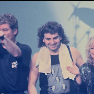 Jean-Jacques Goldmann, Johnny Hallyday, Véronique Sanson et Eddy Michell sur scène pour un concert lors de la tournée des Enfoirés en 1989.