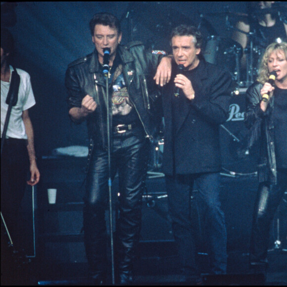 Johnny Hallyday, Michel Sardou, Véronique Sanson et Eddy Mitchell lors de la tournée des Enfoirés en 1989.