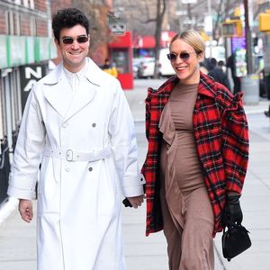 Exclusif - Chloë Sevigny, enceinte, dévoile son baby bump lors d'une sortie avec son compagnon Sinisa Mackovic à New York le 6 janvier 2020.