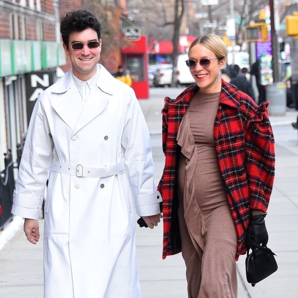 Exclusif - Chloë Sevigny, enceinte, dévoile son baby bump lors d'une sortie avec son compagnon Sinisa Mackovic à New York le 6 janvier 2020.