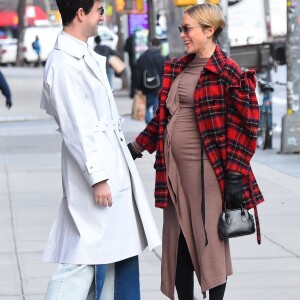 Exclusif - Chloë Sevigny, enceinte, dévoile son baby bump lors d'une sortie avec son compagnon Sinisa Mackovic à New York le 6 janvier 2020.